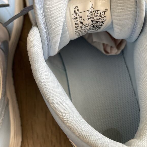 NIKE AIR JORDAN 1 LOW Womens Ice Blue White Size 8.5 Authentic DC0774-141 - Picture 10 of 10